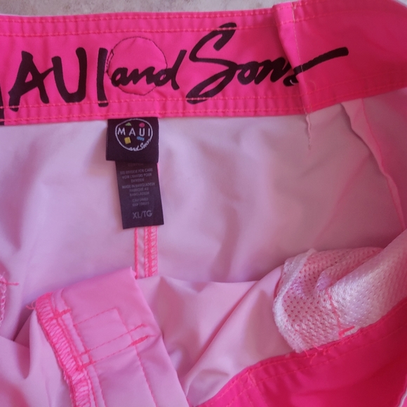 Maui and sons board shorts - Picture 2 of 3
